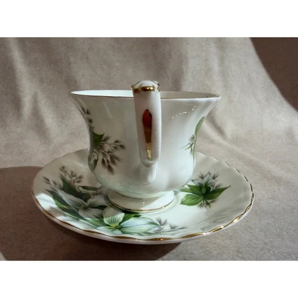 Royal Albert Trillium Teacup and Saucer Set Bone China England Vintage Floral - Picture 4 of 10